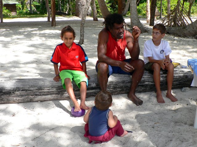94- Emile raconte la legende de sa tribu aux enfants 